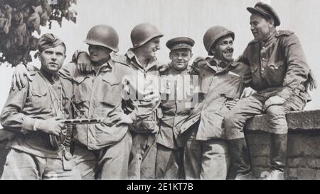 Elbe Day (1945). Les soldats américains et russes s'fraternisent après leur rencontre sur l'Elbe, à 140 km au sud de Berlin. Banque D'Images