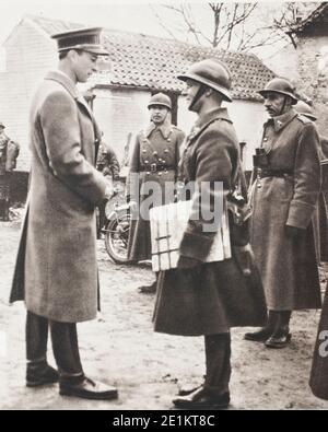 Le Roi Léopold III (1901 - 1983) inspecte les positions de la première ligne. En tant que commandant en chef de l'armée belge, le Roi semblait souvent unexpecte Banque D'Images