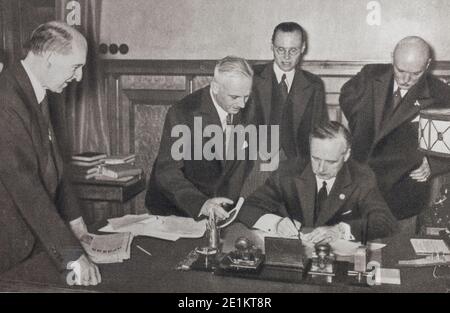 La signature du pacte de non-agression germano-soviétique le. Ribbentrop, après Molotov, signé les instruments diplomatiques du pacte qui a été examiné en Banque D'Images