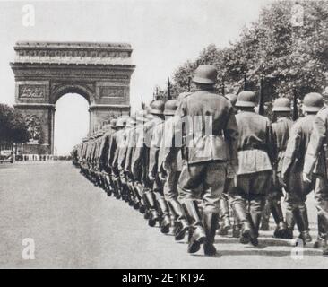 Les Allemands entrent dans Paris. Les Champs-Elysées sont désertées, toutes les maisons sont fermées, tandis que les unités allemandes s'élève vers l'Arc de l'étoile. Banque D'Images