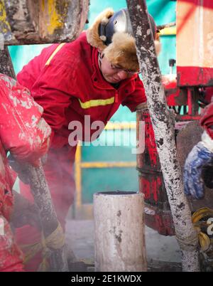 (210108) -- DAQING, le 8 janvier 2021 (Xinhua) -- Jia Hualong, chef adjoint de l'équipe de forage no 1205, travaille à la plate-forme pétrolière de Daqing Oilfield à Daqing, dans la province de Heilongjiang, au nord-est de la Chine, le 7 janvier 2021. Jia Hualong, née en 1989, est la chef adjointe de l'équipe de forage no 1205 à Daqing Oilfield. Jia aide d'autres travailleurs à forer même si la température chute à moins 30 degrés Celsius en hiver autour d'ici. L'esprit de "l'homme du fer" est né de Wang Jinxi, un ouvrier modèle du champ pétrolifère qui a consacré sa vie au développement de l'industrie pétrolière. Aujourd'hui, Banque D'Images