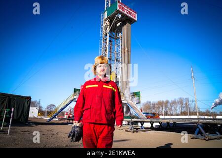 (210108) -- DAQING, 8 janvier 2021 (Xinhua) -- la photo prise le 7 janvier 2021 montre Jia Hualong, chef adjoint de l'équipe de forage no 1205 à la plate-forme pétrolière de Daqing Oilfield à Daqing, dans la province de Heilongjiang, dans le nord-est de la Chine. Jia Hualong, née en 1989, est la chef adjointe de l'équipe de forage no 1205 à Daqing Oilfield. Jia aide d'autres travailleurs à forer même si la température chute à moins 30 degrés Celsius en hiver autour d'ici. L'esprit de 'fer homme' est né de Wang Jinxi, un ouvrier modèle du champ pétrolifère qui a consacré sa vie au développement de l'industrie pétrolière Banque D'Images