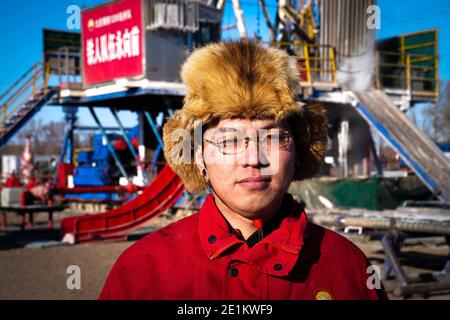 (210108) -- DAQING, 8 janvier 2021 (Xinhua) -- la photo prise le 7 janvier 2021 montre Jia Hualong, chef adjoint de l'équipe de forage no 1205 à la plate-forme pétrolière de Daqing Oilfield à Daqing, dans la province de Heilongjiang, dans le nord-est de la Chine. Jia Hualong, née en 1989, est la chef adjointe de l'équipe de forage no 1205 à Daqing Oilfield. Jia aide d'autres travailleurs à forer même si la température chute à moins 30 degrés Celsius en hiver autour d'ici. L'esprit de 'fer homme' est né de Wang Jinxi, un ouvrier modèle du champ pétrolifère qui a consacré sa vie au développement de l'industrie pétrolière Banque D'Images