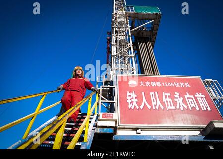 (210108) -- DAQING, le 8 janvier 2021 (Xinhua) -- Jia Hualong, chef adjoint de l'équipe de forage no 1205, travaille à la plate-forme pétrolière de Daqing Oilfield à Daqing, dans la province de Heilongjiang, au nord-est de la Chine, le 7 janvier 2021. Jia Hualong, née en 1989, est la chef adjointe de l'équipe de forage no 1205 à Daqing Oilfield. Jia aide d'autres travailleurs à forer même si la température chute à moins 30 degrés Celsius en hiver autour d'ici. L'esprit de "l'homme du fer" est né de Wang Jinxi, un ouvrier modèle du champ pétrolifère qui a consacré sa vie au développement de l'industrie pétrolière. Aujourd'hui, Banque D'Images