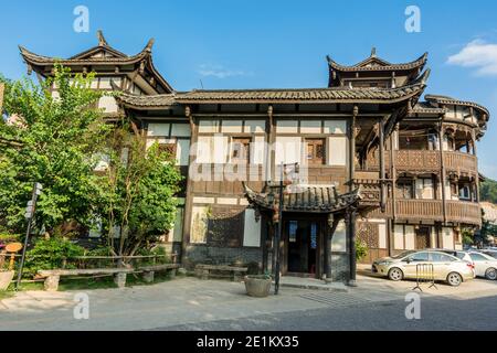 Ancien château chinois avec lanterne rouge accrochée au village de Gankeng Hakka à Shenzhen, en Chine Banque D'Images