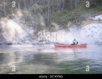 Guide local Kenichi Sobue, canoë-kayak d'hiver sur le lac Kussharo 屈斜路湖, Kussaro-ko caldera lac Parc national d'Akan, Hokkaido, Japon. Banque D'Images