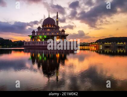 Vue au lever du soleil sur la mosquée de Putra à Putrajaya, Malaisie Banque D'Images