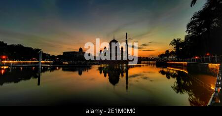 Vue au lever du soleil sur la mosquée de Putra à Putrajaya, Malaisie Banque D'Images