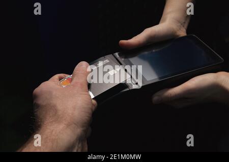 Client utilisant une carte de débit pour le paiement avec technologie sans espèces. Concept de paiement par carte sans contact sans fil Banque D'Images