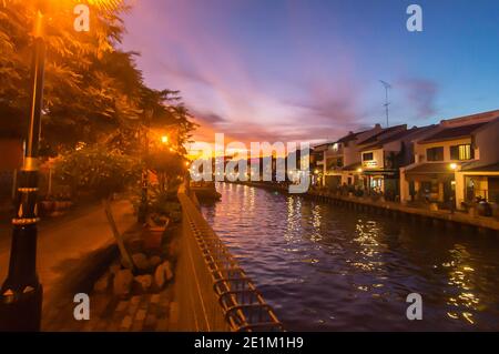 Vue sur la rivière Malacca pendant l'heure bleue Banque D'Images