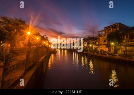 Vue sur la rivière Malacca pendant l'heure bleue Banque D'Images