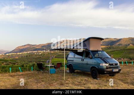 Camping dans la vallée du Douro, Portugal - VW T4 Camping avec Offroad Camper VW T4 Syncro California Coach Campervan avec toit escamotable Banque D'Images