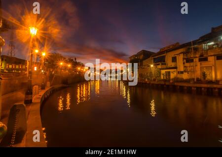Vue sur la rivière Malacca pendant l'heure bleue Banque D'Images