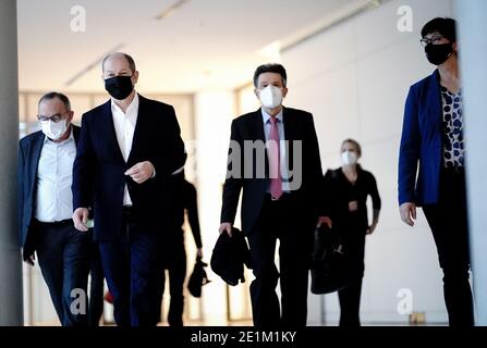 Berlin, Allemagne. 08 janvier 2021. OLAF Scholz (SPD, 2e à partir de la gauche), Ministre fédéral des Finances, Rolf Mützenich (2e à partir de la droite), Président du groupe parlementaire SPD, Et les présidents de parti Saskia Esken et Norbert Walter-Borjans (l) arrivent pour une déclaration de presse à la fin de la réunion de lancement annuelle numérique du groupe parlementaire SPD au niveau du groupe parlementaire dans le bâtiment Reichstag. Credit: Kay Nietfeld/dpa/Alay Live News Banque D'Images