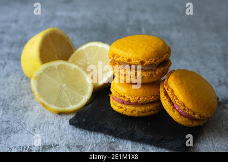 biscuits macaroni au citron jaune sur fond gris Banque D'Images