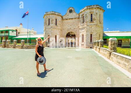 Femme touristique caucasienne à l'entrée du bâtiment historique de la prison de Fremantle, classée au patrimoine mondial de l'UNESCO et l'une des prisons les plus connues de l'Empire britannique Banque D'Images