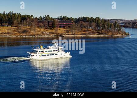 Stockholm, Suède - avril 04 2013 : ferry de Passnger dans les fjords suédois sur le chemin de Stockholm. Banque D'Images