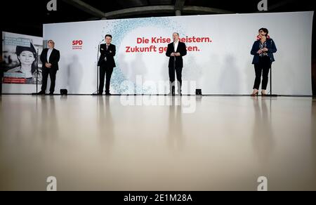 Berlin, Allemagne. 08 janvier 2021. OLAF Scholz (SPD, 2e à partir de la droite), Ministre fédéral des Finances, Rolf Mützenich (2e à partir de la gauche), Président du groupe parlementaire SPD, Et les présidents de parti Saskia Esken et Norbert Walter-Borjans (l) font une déclaration à la presse à la fin de la réunion de lancement annuelle numérique du groupe parlementaire SPD au niveau du groupe parlementaire dans le bâtiment Reichstag. Credit: Kay Nietfeld/dpa/Alay Live News Banque D'Images