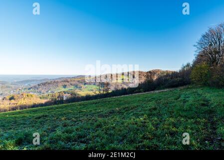 Paysage vallonné de la fin de l'automne avec prairies, collines plus petites, forêt et ciel clair de la colline de Wrozna dans les montagnes de Beskid Slaski au-dessus de Leszna Gorna et Ven Banque D'Images