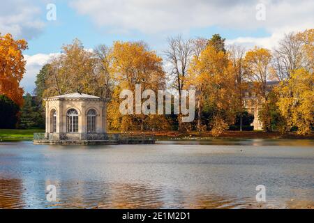 Pavillon au milieu de l'étang de Carp et de Fontainebleau château en automne Banque D'Images