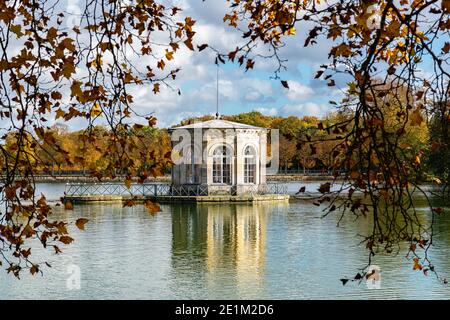 Pavillon au milieu de l'étang de Carp et de Fontainebleau château en automne Banque D'Images