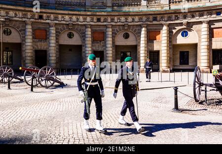 Stockholm, Suède - avril 04 2013 : grandes armes et garde d'honneur au Palais Royal de Stockholm, capitale de la Suède. Banque D'Images