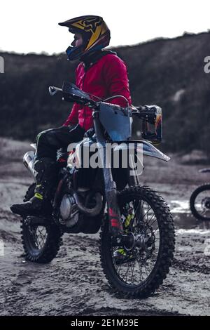 Rider de vélo de terre prenant un repos sur sa moto Banque D'Images