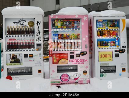 Distributeurs japonais vendant des boissons chaudes et froides. Banque D'Images