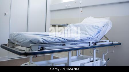 Chambre d'hôpital vide avec lit médical Banque D'Images