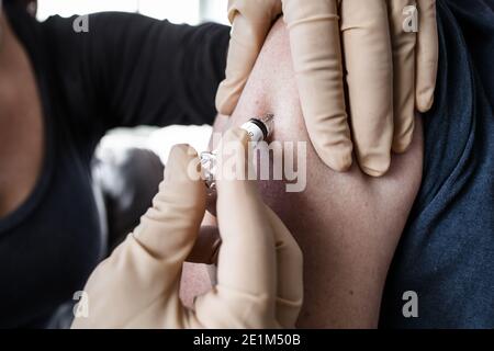 l'infirmière injecte le vaccin dans l'épaule Banque D'Images