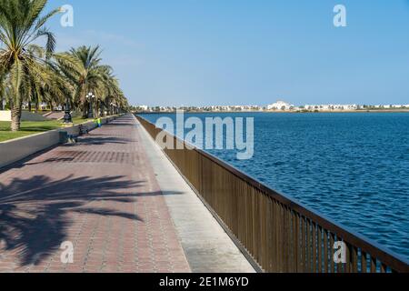 Kalba Corniche à Sharjah Emirats Arabes Unis (eau) lors d'une belle journée de marche le long du golfe d'Oman près de la ville. Banque D'Images