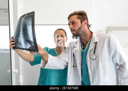 médecin examinant une radiographie à l'hôpital Banque D'Images