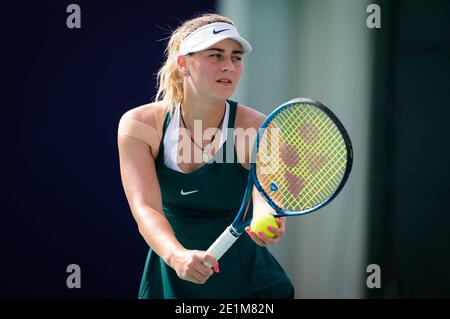 Marta Kostyuk, de l'Ukraine, en action contre Lucie Hradecka of La République tchèque lors du premier tour de 2021 Abu Dhabi WTA W / LM Banque D'Images
