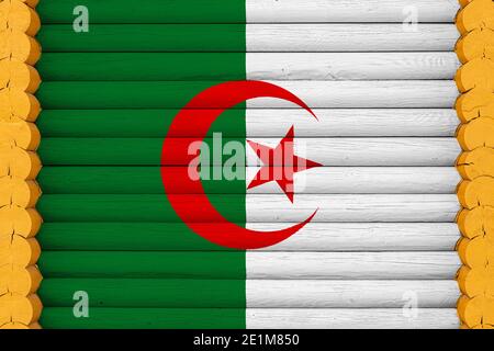 Drapeau national de l'Algérie sur fond de mur en bois. Le concept de fierté nationale et un symbole du pays. Drapeaux peints sur une maison Banque D'Images