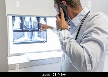 médecin examinant une radiographie à l'hôpital Banque D'Images