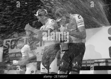 Le gagnant célèbre avec du champagne sur le podium lors de six jours de course de cyling sur piste de Brême à l'OVB Arena de Brême, Allemagne, janvier 2016 Banque D'Images