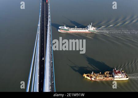 Le Pont de Normandie sur l'estuaire de la Seine (Normandie, Nord de la France) : vue depuis le sommet d'un pylône sur les fils de type qui soutiennent la BR Banque D'Images