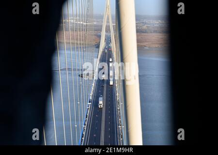 Le Pont de Normandie sur l'estuaire de la Seine (Normandie, Nord de la France) : vue depuis le sommet d'un pylône sur les fils de type qui soutiennent la BR Banque D'Images