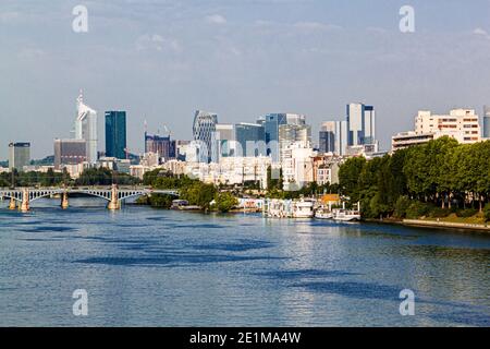 Vue sur la Seine et le quartier des affaires de la Défense depuis le pont de Clichy. Paris, France. Banque D'Images