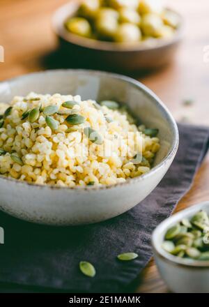 Bulgur avec pepitas, une alimentation saine recette facile à partir de nourriture stockée de longue date. Banque D'Images