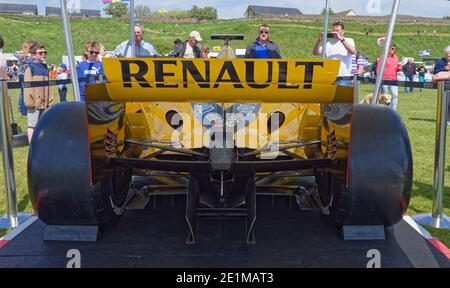 Membres du grand public regardant l'avant d'une voiture de course de Formule 2 sponsorisée par Renault et Elf lors d'une exposition publique à Arbroath. Banque D'Images