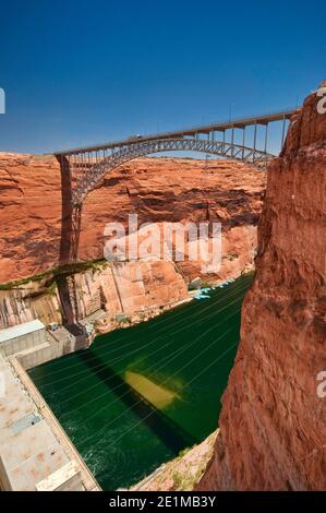 Pont de Glen Canyon vu du barrage de Glen Canyon, sur le fleuve Colorado, page, Arizona, États-Unis Banque D'Images