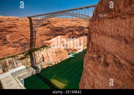 Pont de Glen Canyon vu du barrage de Glen Canyon, sur le fleuve Colorado, page, Arizona, États-Unis Banque D'Images