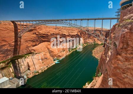 Pont de Glen Canyon vu du barrage de Glen Canyon, sur le fleuve Colorado, page, Arizona, États-Unis Banque D'Images