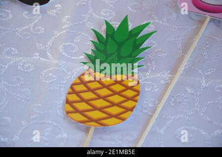 Concept de fête tropicale d'été, surmatelas d'ananas sur une table avec un tissu blanc pour la fête, célébration. Surmatelas de fruits Banque D'Images