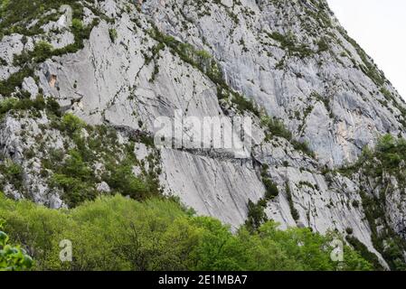 Etsaut (sud-ouest de la France): Sentier appelé 'chemin de la mature', incorporé dans le sentier de longue distance GR 10, dans la vallée de l'Aspe Banque D'Images