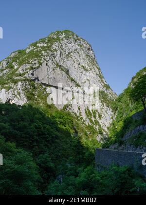 Etsaut (sud-ouest de la France): Sentier appelé 'chemin de la mature', incorporé dans le sentier de longue distance GR 10, dans la vallée de l'Aspe Banque D'Images