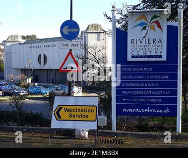 Torquay, Devon, Royaume-Uni : le programme de vaccination contre le coronavirus / Covid 19 se déroule au Riviera International Conference Centre Banque D'Images