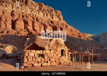 Maison en pierre au monument national de Vermilion Cliffs, Arizona, États-Unis Banque D'Images