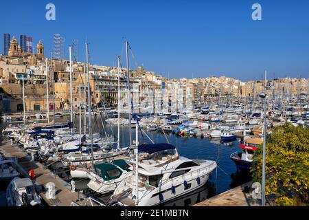 Ville de Senglea à Malte, bateaux et voiliers à Vittoriosa Yacht Marina dans le Grand Port Banque D'Images